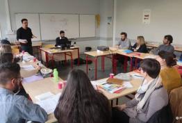Ils se promènent sur la toile pour conseiller les jeunes